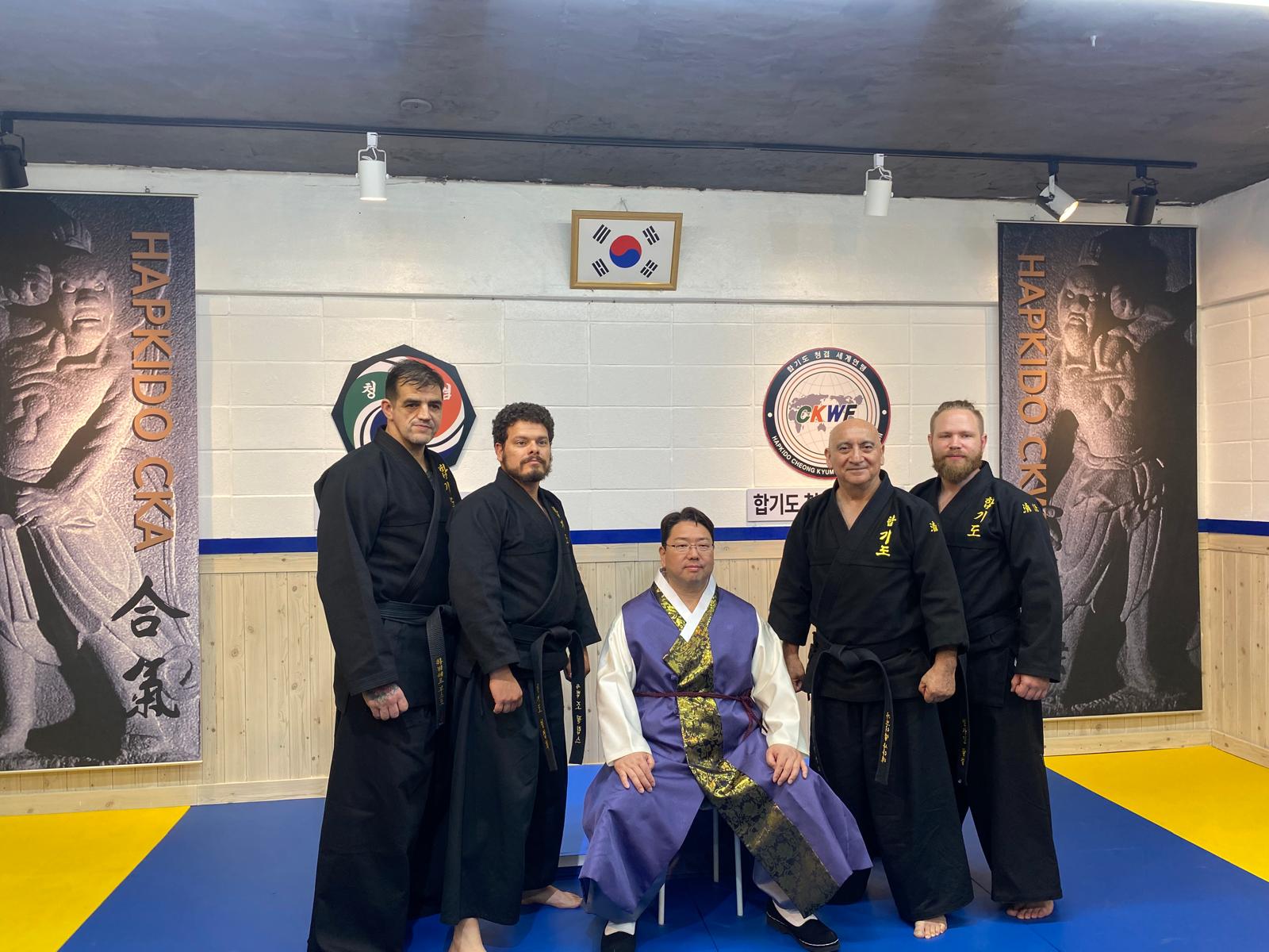 Maestro Javier Busto en el dojang central CKA en Korea , Junto al GM CHOI y los Maestros de COSTA RICA Y EEUU